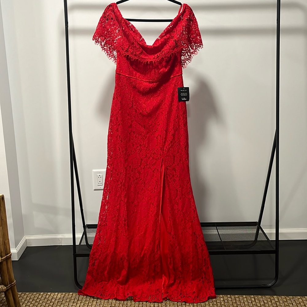 LULUS red lace gown, size M, new with tag.